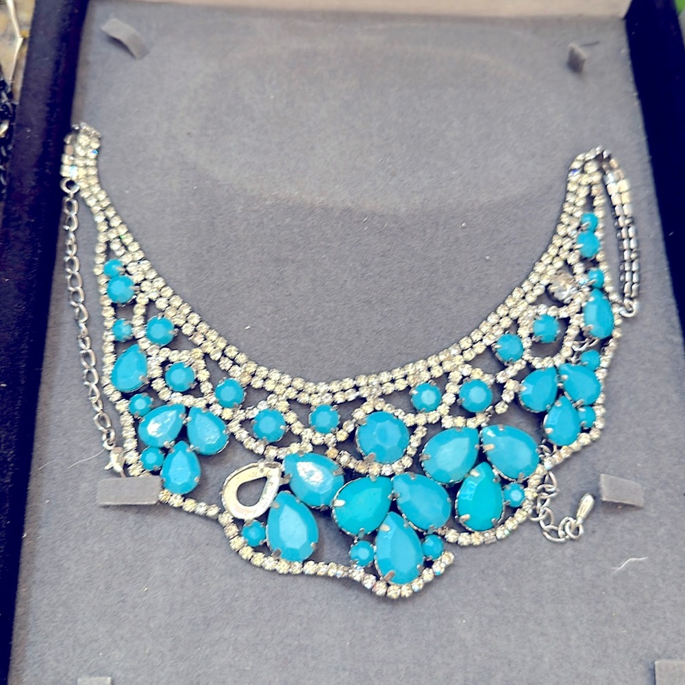 Blue stones and silver color fine jewellery